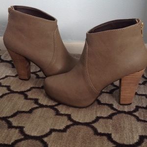 Steve Madden taupe booties